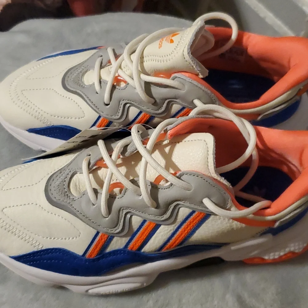 Boys Adidas - Picture 2 of 4